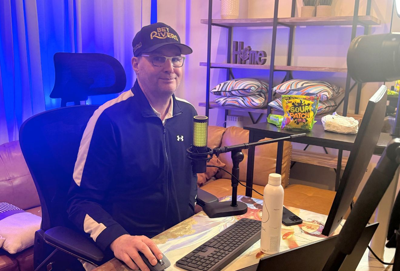 Phil Hellmuth Plays Every Hand in Online Poker Tournament